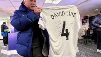 大卫-路易斯送签名球衣给退休员工，后者为切尔西工作了56年