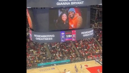 九游体育app下载官网-❤️有心了！公牛主场大屏幕致敬科比和Gigi：缅怀伟大