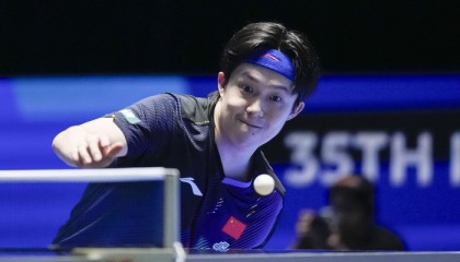 九游下载安装-曾让张本智和吃瘪的男人，第三局只拿1分！王楚钦到底有多狠？|约内斯库|王皓|世乒赛|男双|发球_新浪体育_新浪新闻